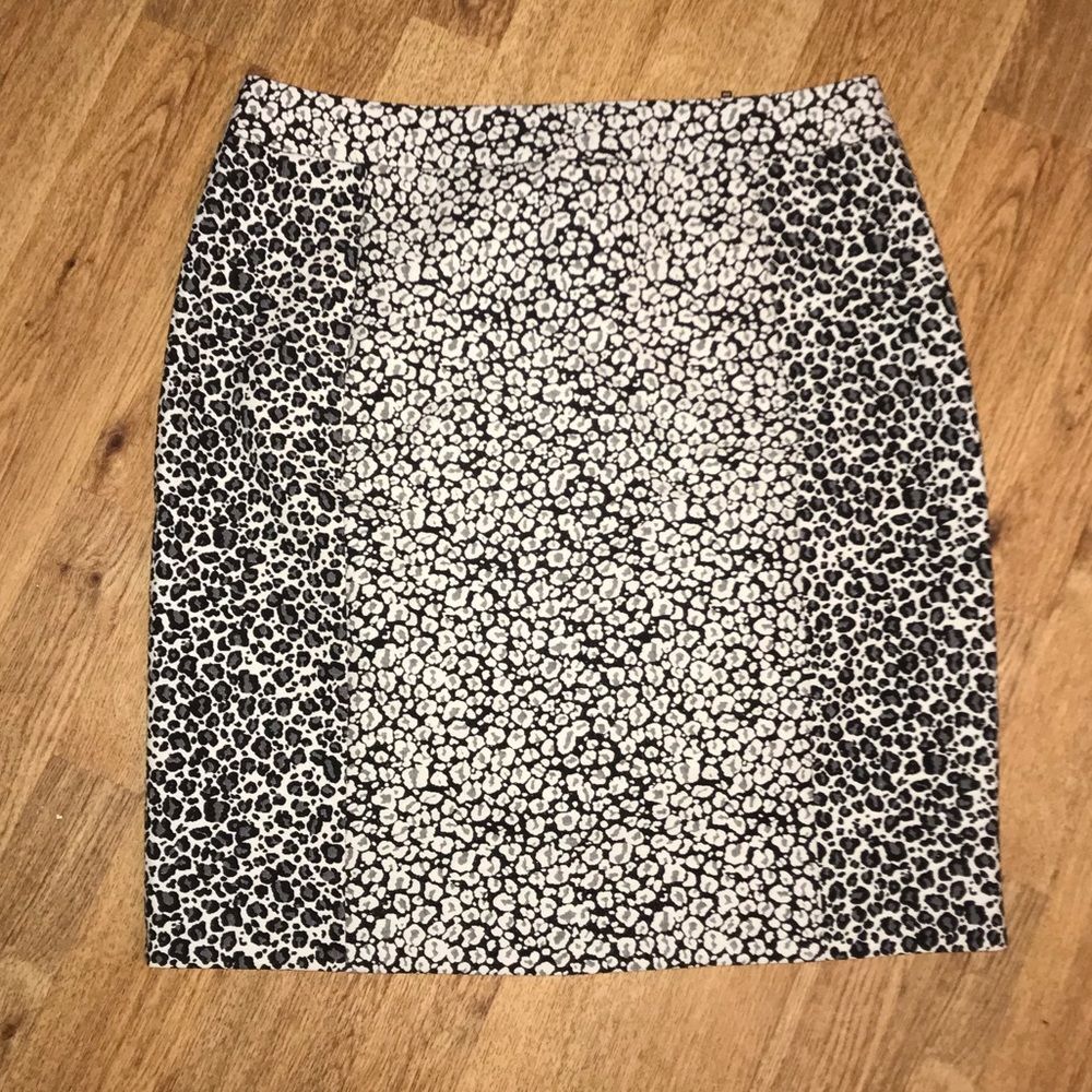 - Ann Taylor Black and White Leopard Skirt Size 8 - Picture 2 of 4